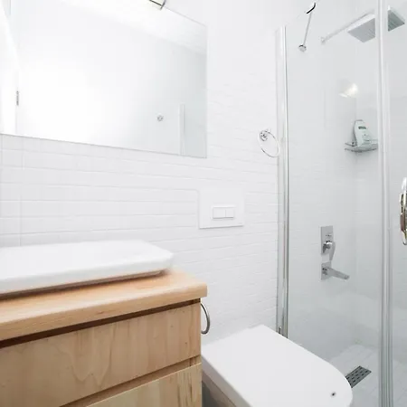 Newly-renovated 2 Lejlighed