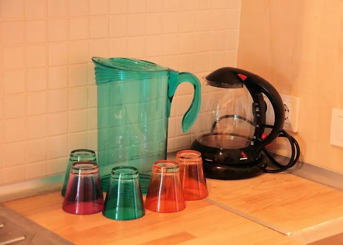 Newly-renovated 2 公寓 *